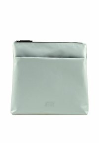 Hellgraue, matte Stofftasche mit einem oberen Reißverschluss. Enthält eine externe Einschubtasche und ein geprägtes Logo auf der Vorderseite. Kompakte quadratische Form.