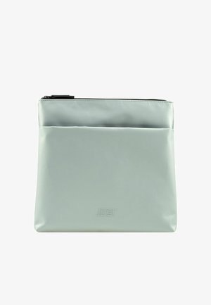 Hellgraue, matte Stofftasche mit einem oberen Reißverschluss. Enthält eine externe Einschubtasche und ein geprägtes Logo auf der Vorderseite. Kompakte quadratische Form.