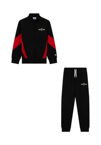 Giacca nera con zip e strisce geometriche rosse, pantaloni neri abbinati con cordoncino, entrambi con il logo "1919" in bianco.