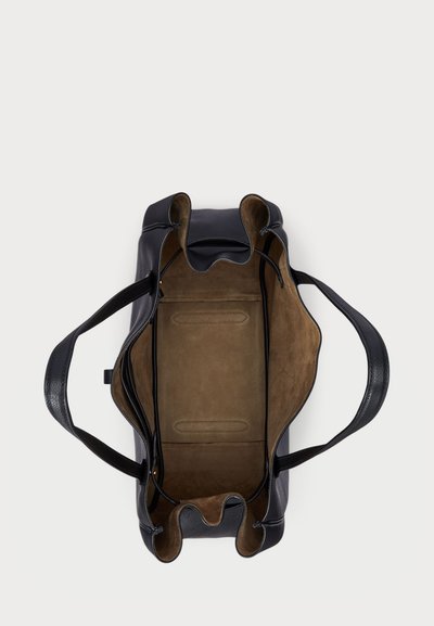 Melna ādas somiņa ar mīkstu zamša iekšpusi. Atvērta augšdaļa, divas rokturi un dekoratīvi izliekti mali. Iekļauj divas iekšējās kabatas.