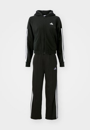 Compleu sport negru format dintr-o bluză cu fermoar și dungi albe pe mâneci și pantaloni asortați cu o dunga laterală și detalii cu logo.