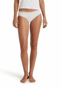 Witte katoenen bikinionderbroek met een gladde afwerking en delicate kantafwerking langs de tailleband. Ontworpen voor een snugger, comfortabel draagcomfort.