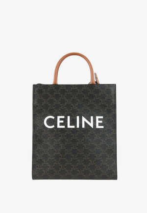 Sort og brun tote taske med lysebrune håndtag, med et diskret mønster og stort hvidt "CELINE" logo på forsiden.