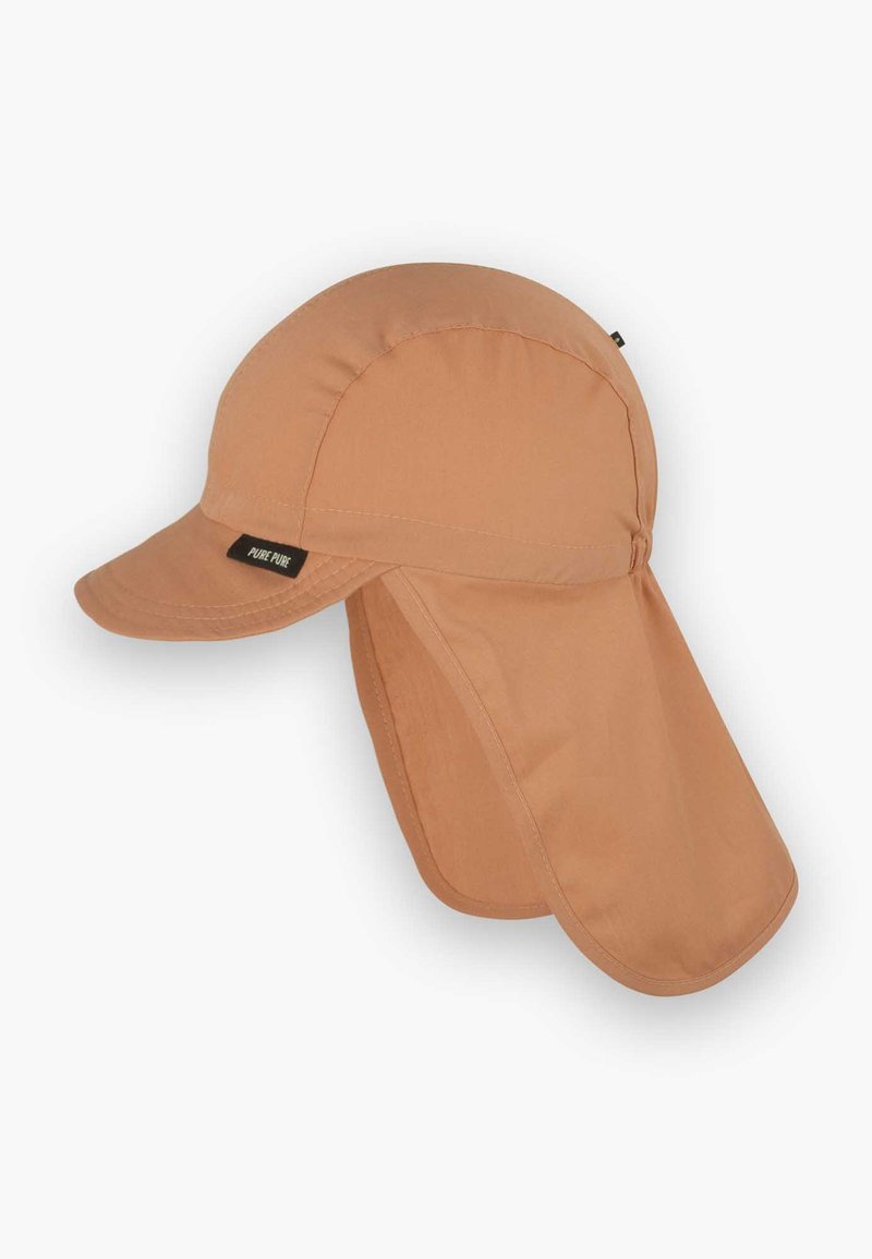 Tan caps med buet visir og nedfellbar nakkeflap. Laget av lett materiale, med et lite svart merke på siden.