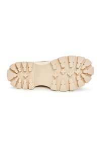 Beige rubberen schoenzool met diepe profielen, voorzien van hoekige vormen en een gestructureerd oppervlak voor betere grip en duurzaamheid.