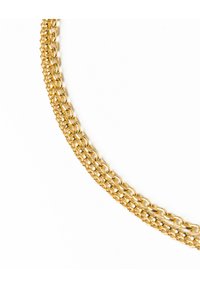 Collier en métal doré à trois rangs. Comporte des maillons ronds et de petites perles décoratives intercalées tout au long de la chaîne.