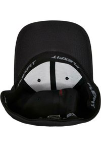 Schwarze Flexfit-Cap mit einem flachen Schirm, ausgestattet mit einem glatten Innenfutter und verstellbarem Band. Vier Belüftungslöcher sind innen sichtbar.