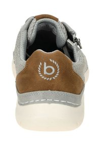 Sneaker grigio con un accento in pelle marrone sul tallone, design in mesh testurizzato, cuciture bianche e un logo sul retro. Presenta una chiusura a zip.