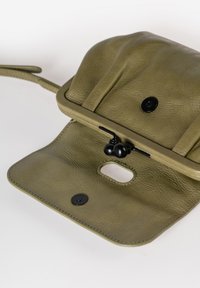Borsa a tracolla verde in pelle con una forma strutturata, dotata di una chiusura a scatto nera e un bottone. Superficie testurizzata e tracolla regolabile.