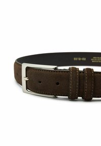 Brun mockaläderbälte med silverfärgad rektangulär spänne, med kontrasterande stygn och flera justeringshål längs sin längd.