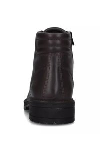 Stivaletto in pelle marrone con finitura liscia, collo imbottito, cuciture a contrasto e suola in gomma nera. Chiusura con zip laterale visibile.