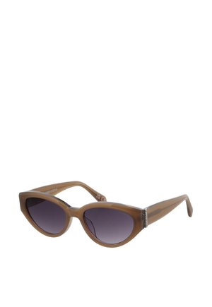 Braune Cat-Eye-Sonnenbrille mit dunklen Verlaufsgläsern und einem kleinen silbernen Detail an den Bügeln, leicht schräg auf weißem Hintergrund dargestellt.