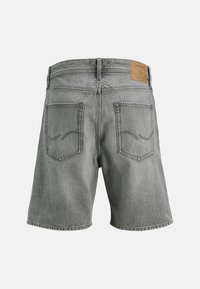 Grå denim shorts med en standard talje, to baglommer med subtil syning og et lædermærke på taljen.