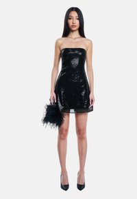 Schwarzes Pailletten-Trägerloses Minikleid mit engem Schnitt, glatter Textur und Federakzent an der Handtasche. Getragen mit schwarzen High Heels.