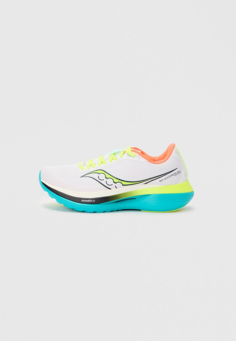 Chaussure de course blanche avec supérieure en mesh, lacets vert fluo, col orange, semelle noire et turquoise, et détail de logo argenté sur le côté.
