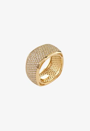 Bague en or avec une surface texturée, recouverte de pierres brillantes à facettes multiples, présentant un intérieur arrondi et une forme géométrique.