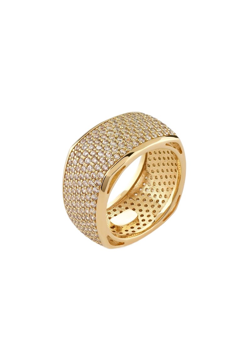 Bague en or avec une surface texturée, recouverte de pierres brillantes à facettes multiples, présentant un intérieur arrondi et une forme géométrique.