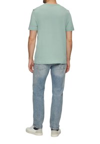 s.Oliver MIT FRONTPRINT - Triko s potiskem - salbeigrün