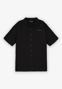 Camicia nera a maniche corte con colletto classico, realizzata in tessuto leggero, con sei bottoni e logo ricamato sul petto.
