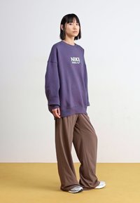 Purple Nike Oversize Pullover Lila Nike Sportswear CREW