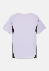 Lilla kortermet treningsskjorte med kontrastfargede svarte sidepaneler, rund halsutringning og glatt, lett stoff; vist bakfra.