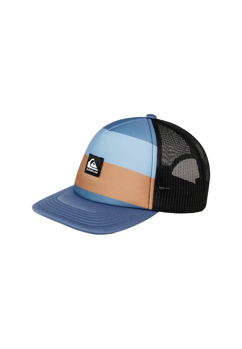 Gorra de camionero con rayas horizontales en azul claro, azul oscuro y beige, con una parte trasera de malla negra y un pequeño parche de logo en la parte frontal.