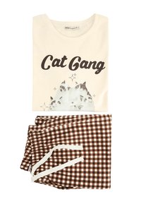 Bomuld T-shirt med "Cat Gang" grafik i sort på creme baggrund, kombineret med brune og hvide ternede pyjamasbukser med hvide snore.