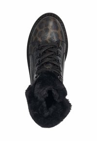 Botte de cheville en cuir avec un imprimé léopard brun, doublure en fausse fourrure noire et lacets noirs. Comprend un bout rond et une semelle robuste.