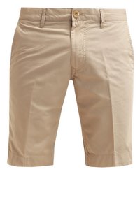 Shorts pour hommes beige arrivant au genou avec fermeture à bouton, passants de ceinture et poches avant, fabriqués en tissu lisse.