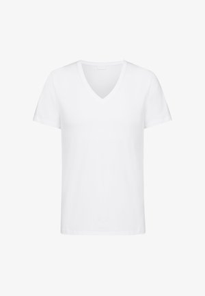 Witte T-shirt met korte mouwen en V-hals, gemaakt van zachte stof. Het heeft een eenvoudig ontwerp met een relaxte pasvorm en geen zichtbare patronen of accenten.