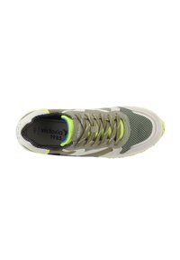 Sneaker verde e beige con materiali in rete e suede, punta rotonda, linguetta imbottita e accenti gialli luminosi sulla suola. Lacci neri.