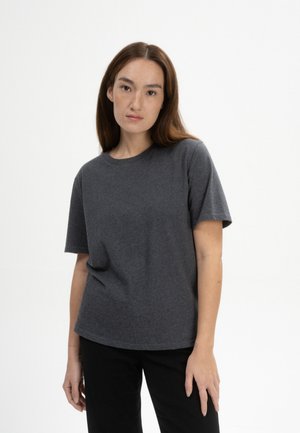 T-shirt gris à manches courtes en tissu doux, avec un design classique à col rond. Le t-shirt a une coupe décontractée et une texture discrète.