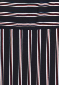 Granatowa tkanina z pionowymi paskami w białym, czerwonym i jasnoniebieskim kolorze. Gładka tekstura z jednolitym wzorem i równomiernymi odstępami między paskami.