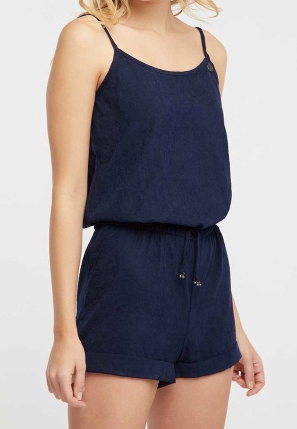 Combinaison bleu marine avec bretelles spaghetti réglables, un haut décontracté, une taille élastique et des shorts à ourlet retourné. Tissu texturé avec un léger éclat.