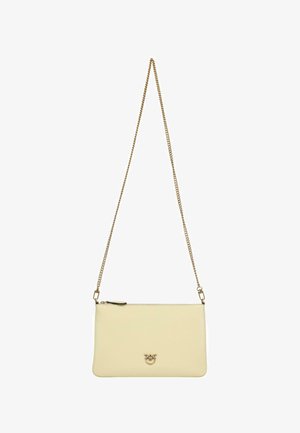 Borsa a tracolla in pelle color crema con tracolla a catena dorata, forma rettangolare, chiusura con zip e logo prominente sul davanti.