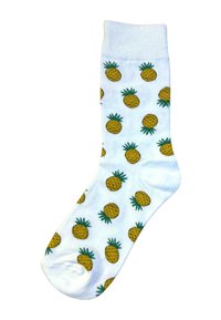 Witte katoenen sok met een herhaald patroon van gele ananassen met groene bladeren. Geribbelde rand aan de bovenkant. Zachte textuur.