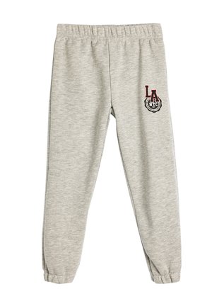 Pantalones de chándal grises hechos de una suave mezcla de algodón, con cintura y puños elásticos, y con "LA NYC" bordado en rojo y negro.