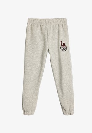 Grå svedebukser lavet af blødt bomuldsblanding, med elastisk talje og mansjetter, og med "LA NYC" broderet i rød og sort.