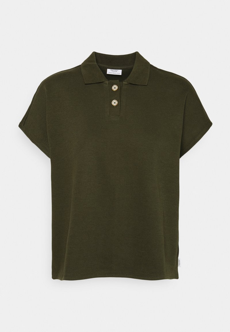 Oliwkowa koszulka polo o prążkowanej teksturze, z krótkimi rękawami i trzema guzikami z przodu. Posiada małą metkę po boku, blisko dołu.