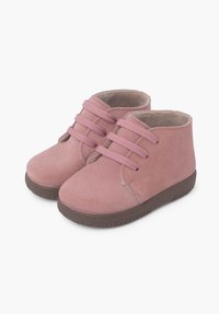 Botas de tobillo de ante rosa con suelas de goma marrón, que presentan tres cordones decorativos y un forro interior suave. Diseño de punta redonda.