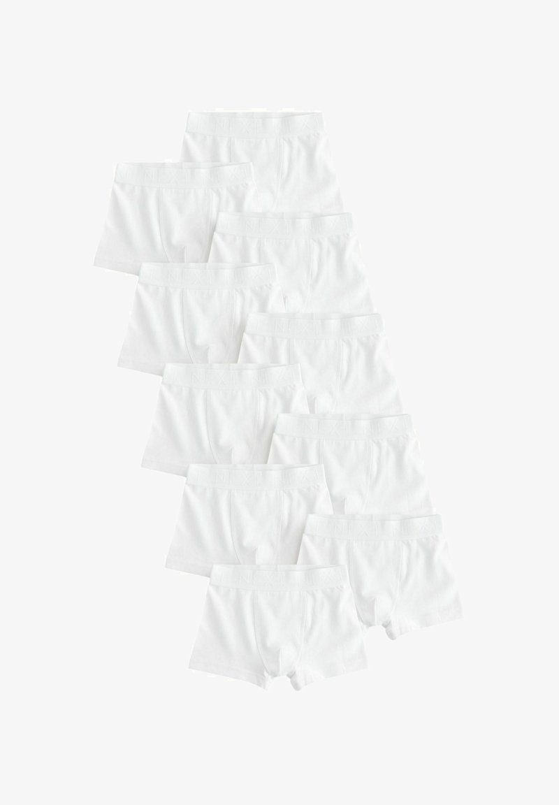Dix paires de boxers blancs unis pour hommes, disposées en pile décalée sur un fond blanc.
