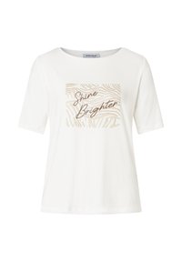 Witte T-shirt met een ronde halslijn en korte mouwen. Bevat een gestructureerd gouden ontwerp met de tekst "Shine Brighter" en golvende patronen.