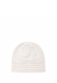 Dziana czapka typu beanie w jasnym kremowym kolorze, z plecionym wzorem na obrębie i miękkim, teksturowanym wykończeniem. Okrągły czubek z subtelnymi marszczeniami.