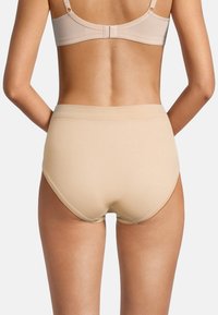 Slip beige in cotone a vita alta con una texture liscia. Presenta un ampio elastico in vita e aperture per le gambe arrotondate per il massimo comfort.