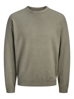 Alyvuogių žalios spalvos megztinis be apykaklės, su ilgomis rankovėmis ir briaunuotais rankogaliais bei apačia, pateiktas baltame fone.