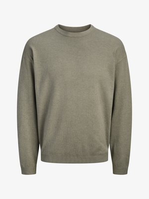 Alyvuogių žalios spalvos megztinis be apykaklės, su ilgomis rankovėmis ir briaunuotais rankogaliais bei apačia, pateiktas baltame fone.