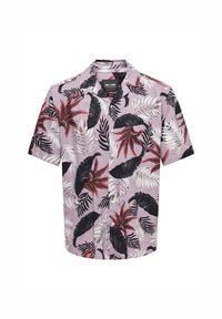 Camisa de manga corta en morado claro con un estampado de hojas tropicales en rojo, negro y blanco, con parte delantera abotonada y cuello.