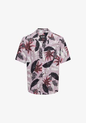 Camisa de manga corta en morado claro con un estampado de hojas tropicales en rojo, negro y blanco, con parte delantera abotonada y cuello.