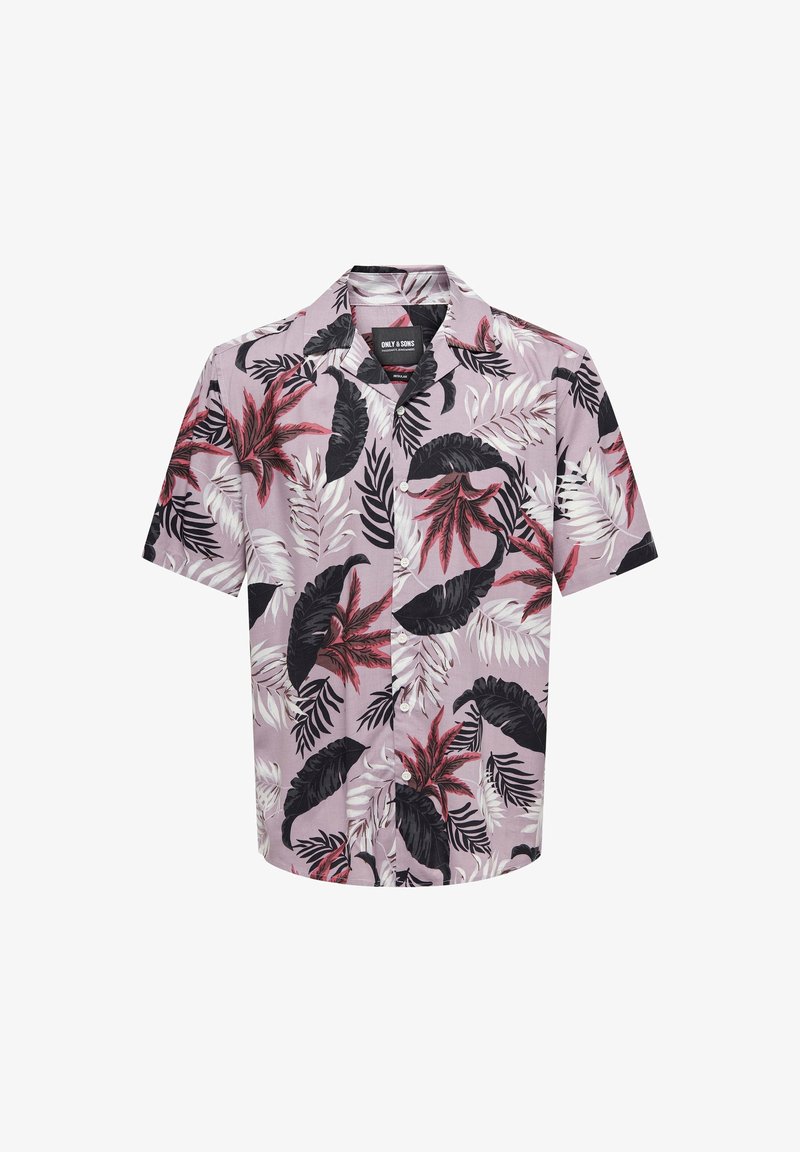 Camisa de manga corta en morado claro con un estampado de hojas tropicales en rojo, negro y blanco, con parte delantera abotonada y cuello.