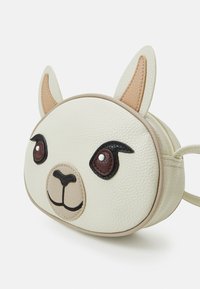Bílá kožená taška ve tvaru čelisti lamy, s hnědými akcenty na očích a uších, s texturovaným povrchem a zipovým uzavřením.